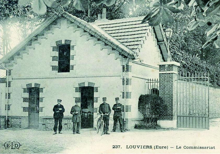 Le commissariat de Louviers en 1907. (Carte postale, collection paticulière)