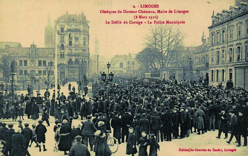 La police municipale de Limoges défile en mars 1910 lors des obsèques du maire.